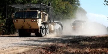 США переймають досвід України – військові HMMWV та HEMTT отримали захист від дронів