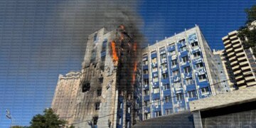 Ворог атакував адмінбудівлю в центрі Одеси: пожежа охопила кілька поверхів, відомо про 5 поранених