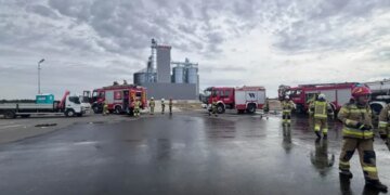 Масштабный пожар в Польше: на зерносушилке взорвались газовые резервуары