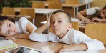 Меньше уроков и домашки: петиция просит сократить обязательное учебное время в школах
