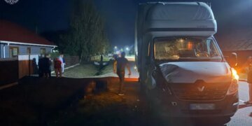 Они шли по обочине дороги: во Львовской области водитель сбил двух 14-летних девочек, одна из них погибла