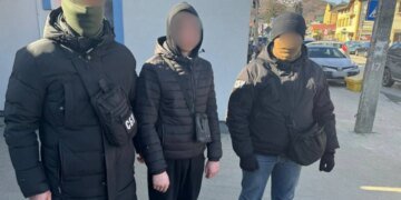 Диверсия по заказу из Telegram: в Киеве осудили двух молодых людей, которые сожгли релейный шкаф