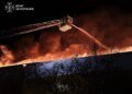 Нічний удар по Запоріжжю: 2 людини поранені, у торговельному центрі спалахнула масштабна пожежа