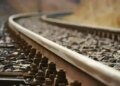 росіяни атакували залізницю у Києві: поранено залізничника, потяги затримуються