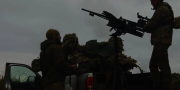 Десятки вражеских дронов одновременно атакуют Украину: где наибольшая угроза