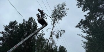 В Україні через обстріли рф є знеструмлення у восьми областях, понад 600 населених пунктів без світла через негоду