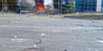 Ворог атакував безпілотником офісну будівлю в Києві: на парковці виявили трьох загиблих, ще 7 людей постраждали