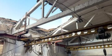 Ракета по автосервису: в Чугуеве Харьковской области после удара загорелось здание предприятия. ФОТО