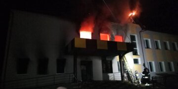 Ворог атакував дроном ліцей під Києвом, спалахнула пожежа