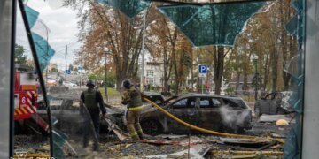 Пожар в пятиэтажке и торговом центре: российские дроны ударили по четырем районам Киева. ФОТО