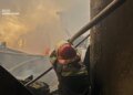 Сутки в огне: в Киевской области спасатели тушили склад под воздушными тревогами. ФОТО
