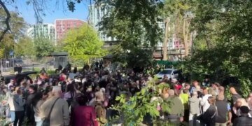 «Жизнь человека дороже дерева»: вопрос теплотрассы на Теремках разделил Киев. ВИДЕО