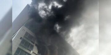 рф вдарила по бізнес-центру в центрі Дніпра – людей дістають з верхніх поверхів, є ті, що не виходять на зв'язок