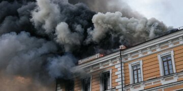 По центру Києва вдарив ворожий дрон: сталася пожежа у НАН, щонайменше одна загибла і травмовані