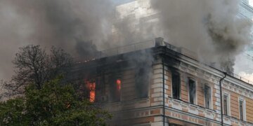 "Обов'язково буде на це відповідь росії": Зеленський показав відео пожежі у НАН у Києві після удару рф, у будівлі шукають людей
