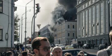 Удар рф по центру Києва: пошкоджено один з корпусів Міносвіти, у НАН вже четверо постраждалих