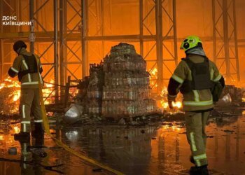 Два склади у вогні: на Київщині ліквідують наслідки удару росіян. ФОТО