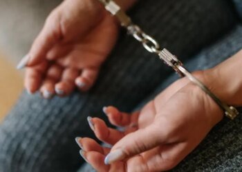 Отец уехал за свидетельством о рождении, а мать выбросила ребенка с балкона: детали жуткого убийства под Киевом