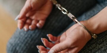 Отец уехал за свидетельством о рождении, а мать выбросила ребенка с балкона: детали жуткого убийства под Киевом