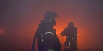 Россия нанесла удар по Киевской области — погиб ребенок, разрушены жилые дома, горят склады