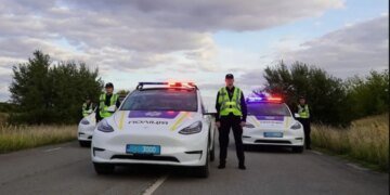 Полиция в Теребовле пересела на электромобили Tesla, а дизельные авто передала ВСУ. ВИДЕО