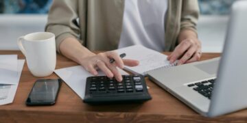 ПФУ вычеркнул учительнице 10 лет стажа из-за мелочи в трудовой: как их вернуть