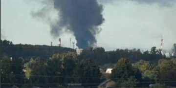 Рязанский НПЗ горит после атаки дронов: над городом кружит Ка-52