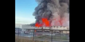Дроны второй раз за неделю ударили по Саратовскому НПЗ: заодно вспыхнул склад Ozon