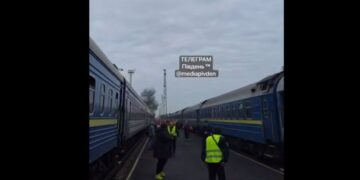 Россия вторые сутки бьет по железной дороге: удар по поезду в двух километрах от Польши