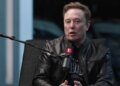Маск заявив про розгляд злиття Tesla та SpaceX
