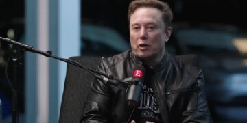 Маск заявив про розгляд злиття Tesla та SpaceX