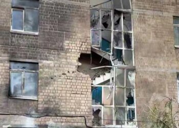 Разрушенная стена и выбитые окна: в Киеве шахед попал в обычную школу