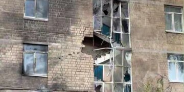 Разрушенная стена и выбитые окна: в Киеве шахед попал в обычную школу