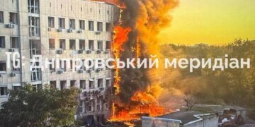 Павлоград опинився під ударом ворога: понівечена адмінбудівля, троє людей у лікарні