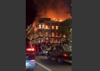 Огненный ад в центре Санкт-Петербурга: горит особняк Миллера. ВИДЕО