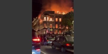 Огненный ад в центре Санкт-Петербурга: горит особняк Миллера. ВИДЕО