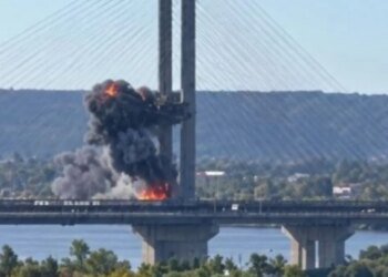Российские дроны добивают Южный мост в Киеве: ВИДЕО новой атаки