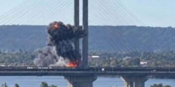 Российские дроны добивают Южный мост в Киеве: ВИДЕО новой атаки