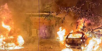 рф атакувала Дніпро, палає багатоквартирний будинок