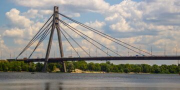 У Києві перекрили Північний міст після російської атаки – як курсує громадський транспорт