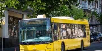 У Києві оновили схеми руху автобусів і тролейбусів після влучання по Північному мосту