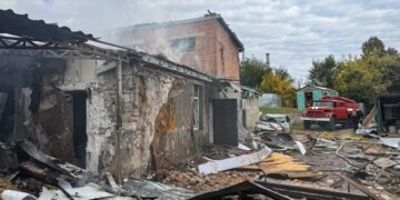 Изюм горит из-за дронов: оккупанты дважды ударили по городу, пострадали 4 человека