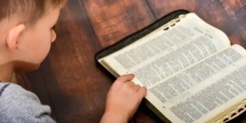 «От детсада до выпускного»: в Украине подали петицию в Кабмин с предложением читать детям Библию с трёх лет до 11 класса