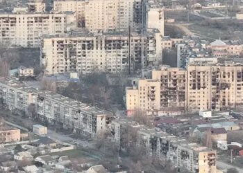 Пішки, на велосипедах і мопедах – Лубінець показав, як десятки людей намагаються виїхати з Олешок