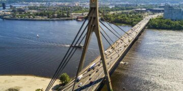 Ворог атакував Північний міст у Києві, є пошкодження – мер