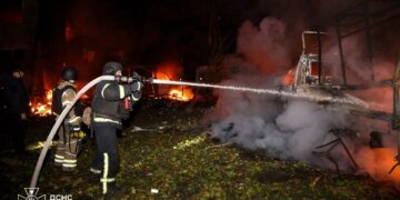 У ДСНС показали кадри наслідків нічної атаки на Харків, де загинула людина та спалахнули пожежі