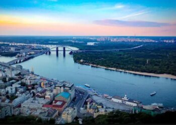 Чи можуть удари рф по мостах розділити Київ на два береги: експерт озвучив сценарій