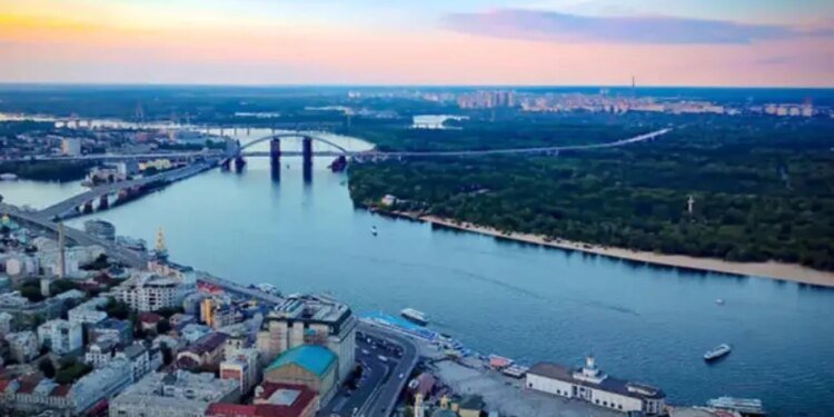 Чи можуть удари рф по мостах розділити Київ на два береги: експерт озвучив сценарій