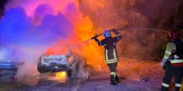 Ворог атакував безпілотниками Київ та Суми, спалахнули автівки