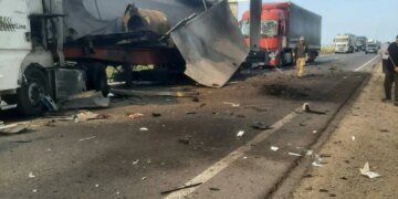 росіяни вдарили по автодорозі на Одещині: п’ятеро людей постраждали